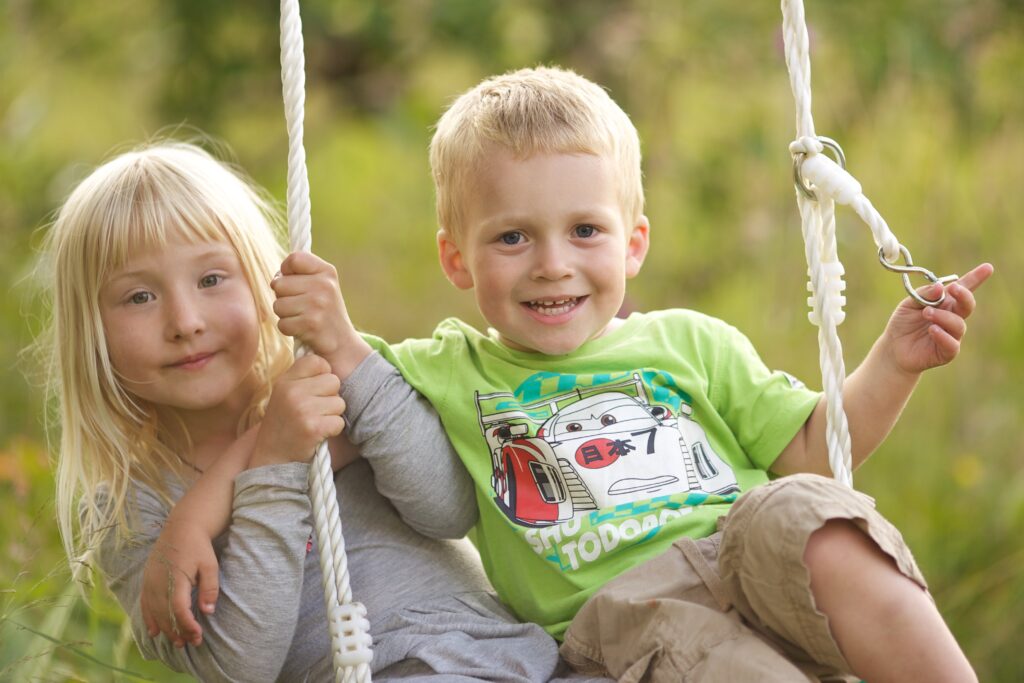 Hier siehst du freudige und lachende Kinder: Erlebe auch du die Freude und Lebendigkeit deines inneren Kindes